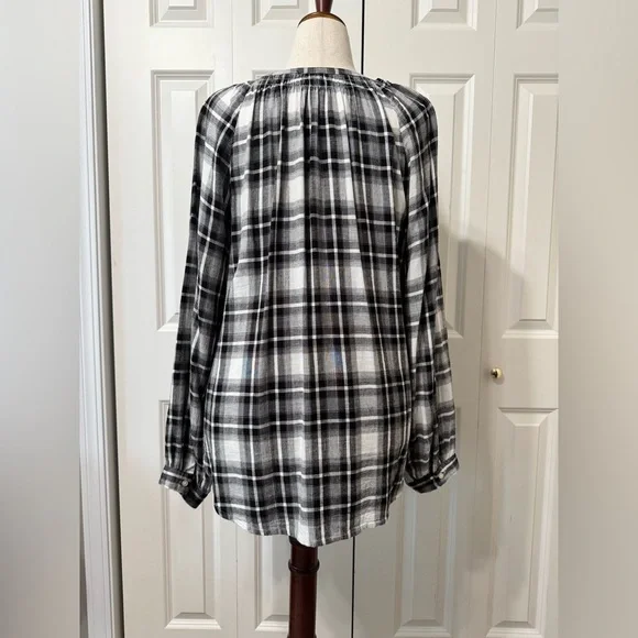 LOFT EUC❤️ Black and White Plaid Relaxed Buttoned Blouse with detailed neck - Picture 5 of 10